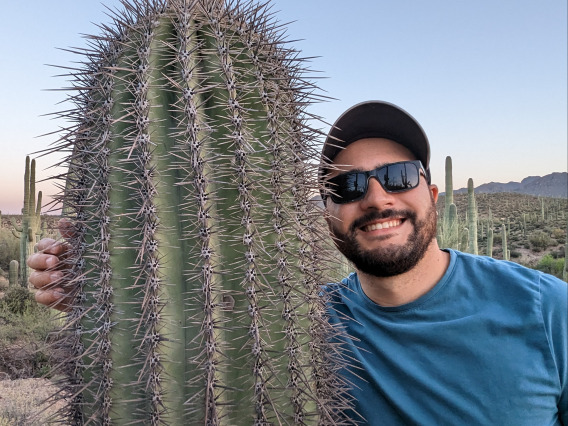 Roberto y un cactus amigo
