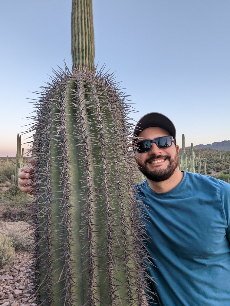 Roberto y un cactus amigo